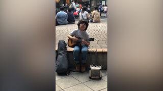 Sokakta müzik yapan ufaklık izleyenleri kendisine hayran bıraktı