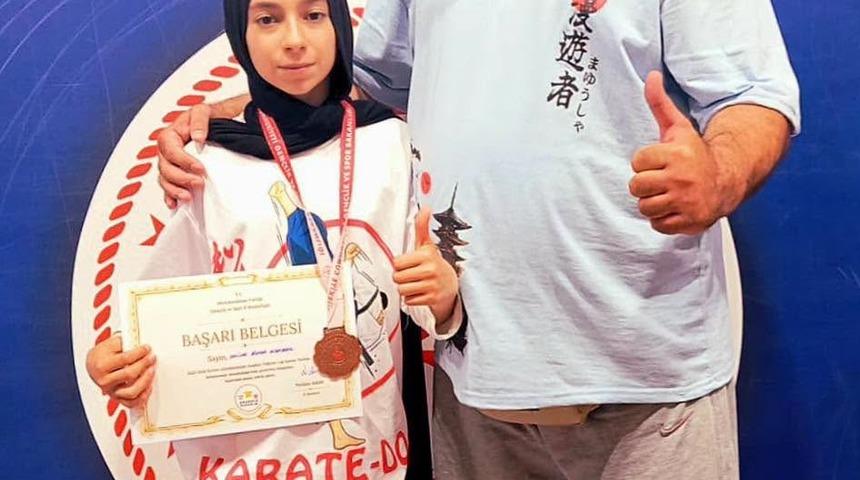 Erzincanlı sporcu Albayrak T&uuml;rkiye &uuml;&ccedil;&uuml;nc&uuml;s&uuml; oldu