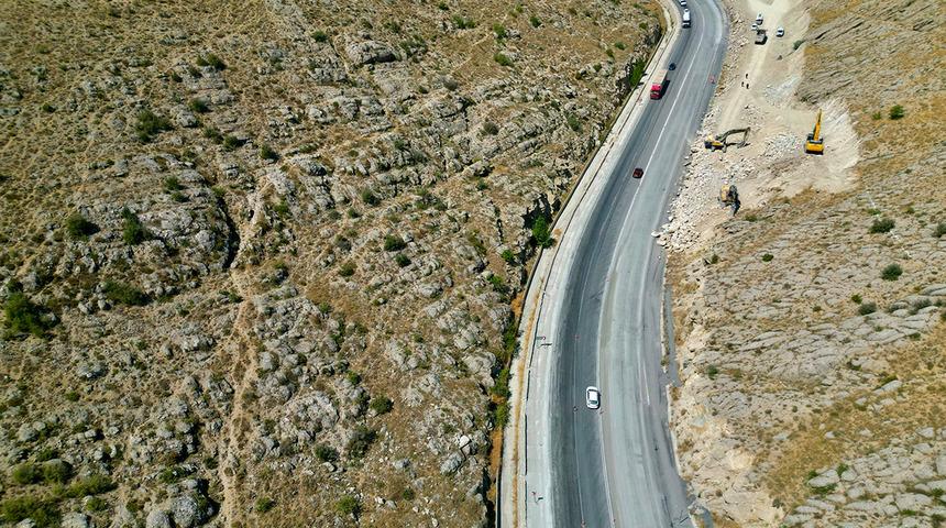 Bu yoldan ge&ccedil;en araba mor oluyordu: &Ccedil;&ouml;z&uuml;m olarak bakın ne yaptılar