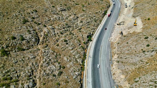 Bu yoldan geçen araba mor oluyordu: Çözüm olarak bakın ne yaptılar