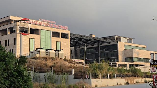 Sağlıkta şiddet vakası daha... Önce yumruk attı sonra bıçağına davranıp üzerine yürüdü