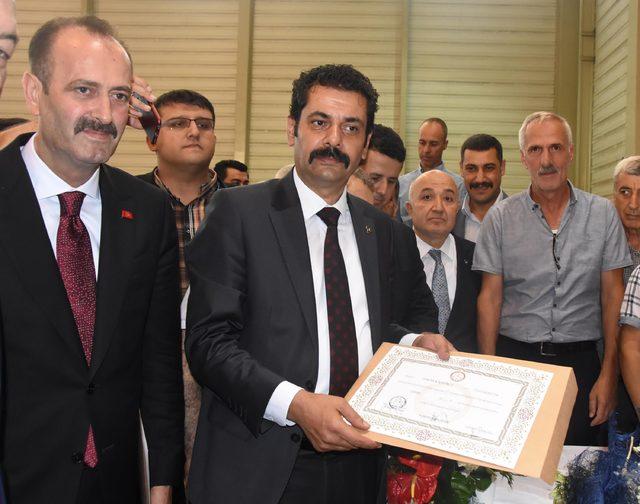 İzmir'de MHP, İYİ Parti ve HDP'li vekiller mazbatalarını aldı