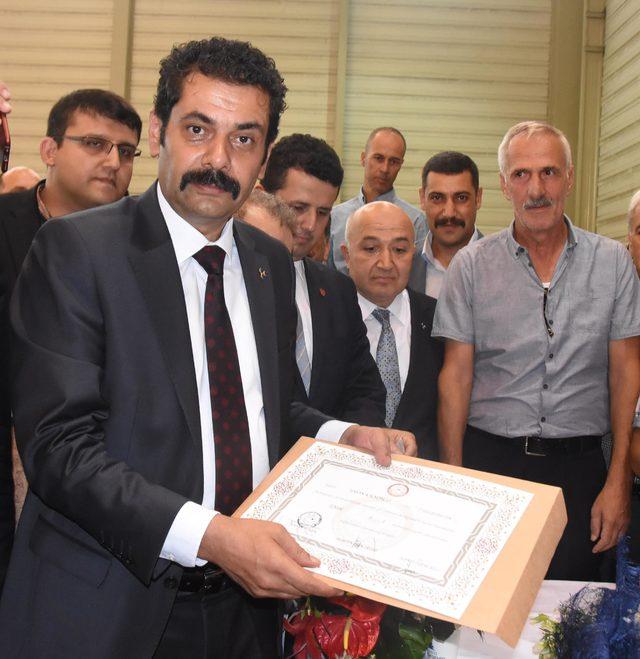 İzmir'de MHP, İYİ Parti ve HDP'li vekiller mazbatalarını aldı