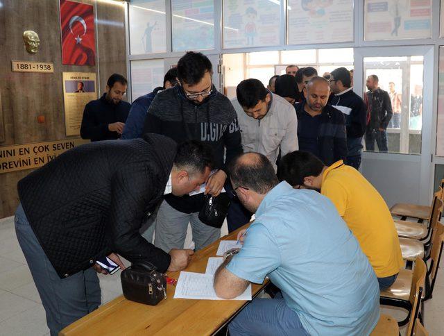 Yozgat'ta veliler öğretmen tercihi için nöbet tuttu
