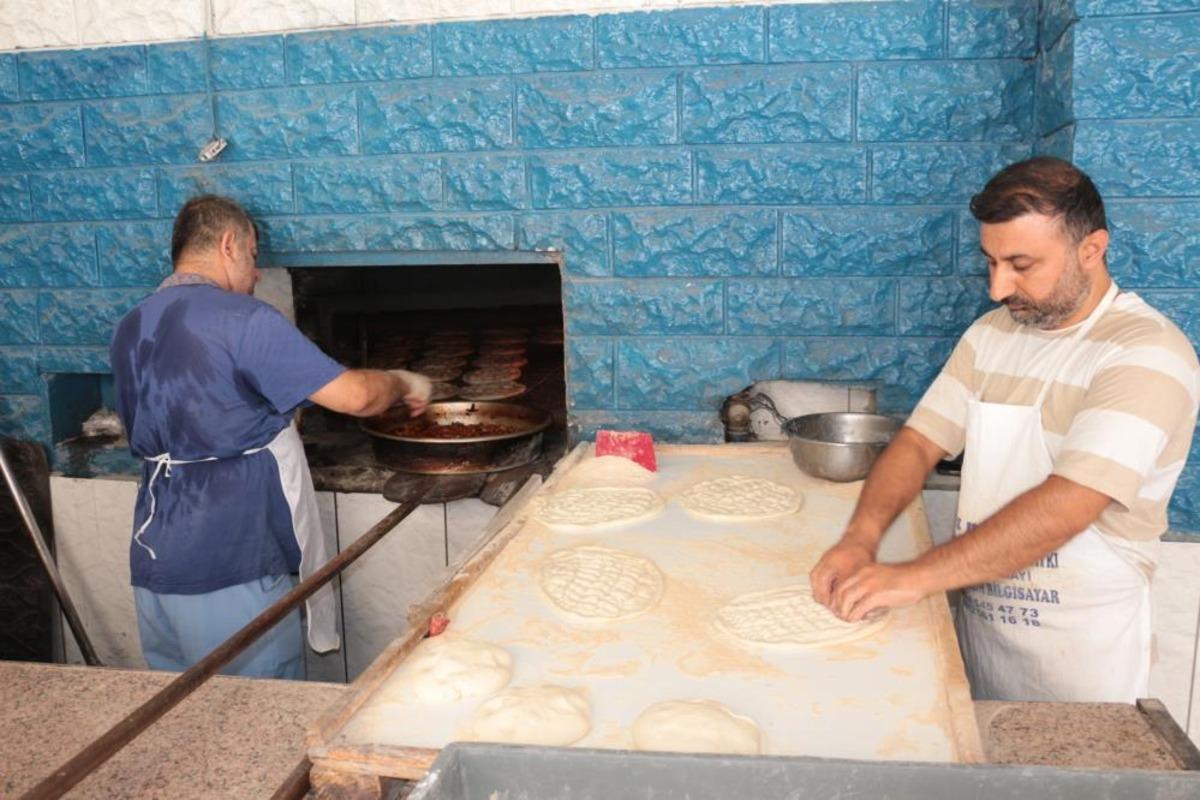 Termometrelerin 55 dereceyi bulduğu Cizre de, fırın ustaları 80 derecede ekmek &uuml;retiyor 1