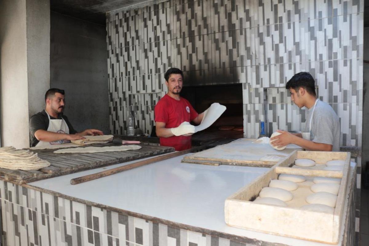 Termometrelerin 55 dereceyi bulduğu Cizre de, fırın ustaları 80 derecede ekmek &uuml;retiyor 2
