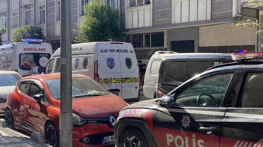 Gaziosmanpaşa&rsquo;da bir kişi evinde boğazı kesilmiş halde &ouml;l&uuml; bulundu