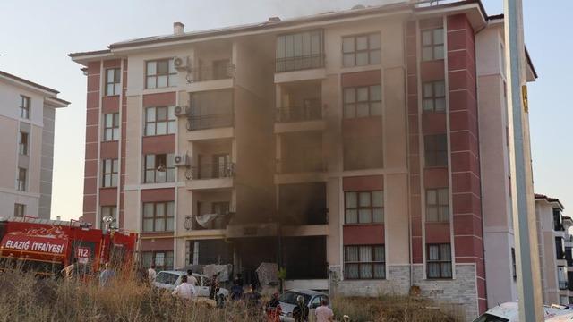 Elazığ'da binanın bodrum katında yangın: 12 kişi dumandan etkilendi, 16 kişi kurtarıldı