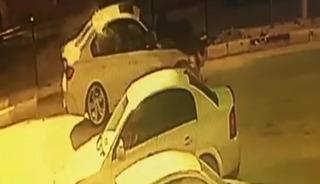 Tokat'ta otomobil s&uuml;r&uuml;c&uuml;s&uuml;n&uuml;n &ccedil;arpıp ka&ccedil;tığı kadın, hayatını kaybetti; kaza anı kamerada