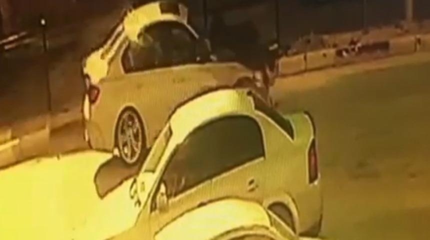 Tokat'ta otomobil s&uuml;r&uuml;c&uuml;s&uuml;n&uuml;n &ccedil;arpıp ka&ccedil;tığı kadın, hayatını kaybetti; kaza anı kamerada
