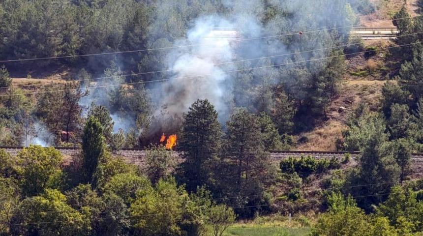Tren raylarında &ccedil;ıkan yangın b&uuml;y&uuml;meden s&ouml;nd&uuml;r&uuml;ld&uuml;