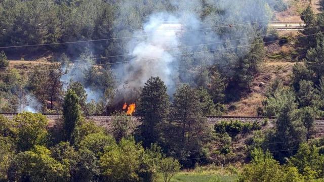 Tren raylarında çıkan yangın büyümeden söndürüldü