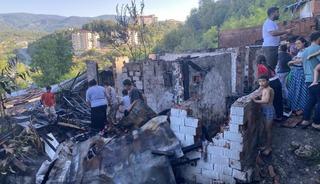 Piknik t&uuml;pleri bomba gibi patladı, iki gecekondu k&uuml;le d&ouml;nd&uuml;