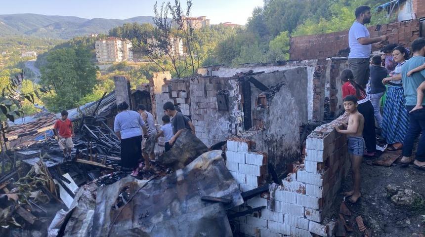 Piknik t&uuml;pleri bomba gibi patladı, iki gecekondu k&uuml;le d&ouml;nd&uuml;