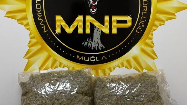 Muğla’da 1,9 kilogram esrar ile yakalanan 2 şüpheli tutuklandı