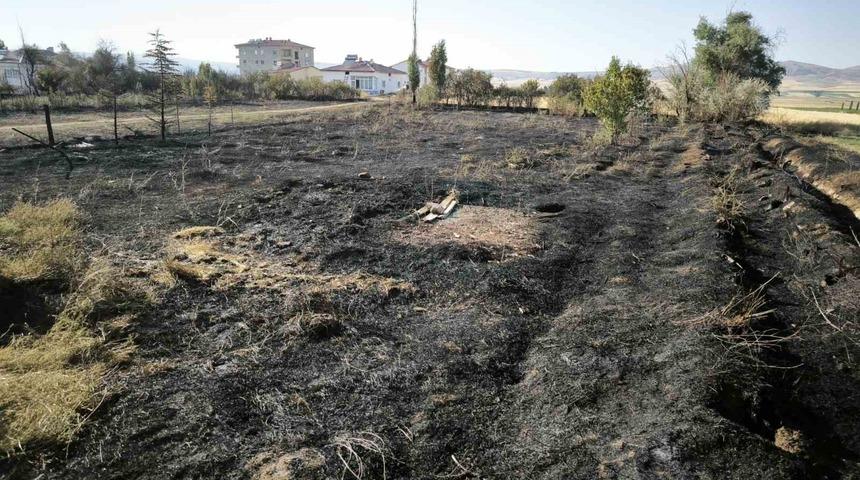 Altınyayla&rsquo;da yangın paniği: Alevler evlere sı&ccedil;ramadan s&ouml;nd&uuml;r&uuml;ld&uuml;