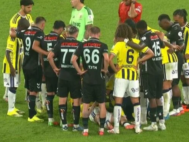 F.Bah&ccedil;e'de herkesi korkutan sakatlık! İlk gelen haber: Bilinci a&ccedil;ık