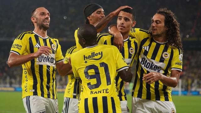 Fenerbahçe evinde hata yapmadı! Sarı-Lacivertliler Konyaspor'u 4-2 mağlup etti