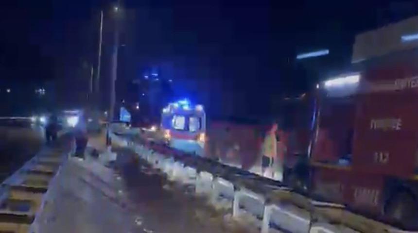 Otomobil bariyerlere &ccedil;arparak devrildi: 1 yaralı