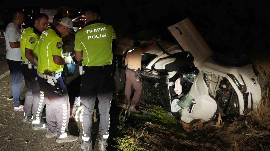 Takla atan otomobil hurdaya d&ouml;nd&uuml;: 2 yaralı
