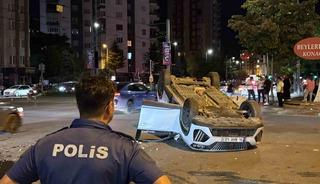 Otomobille &ccedil;arpışan ara&ccedil; takla attı: 2 yaralı