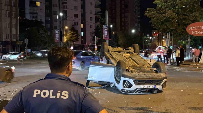Otomobille &ccedil;arpışan ara&ccedil; takla attı: 2 yaralı