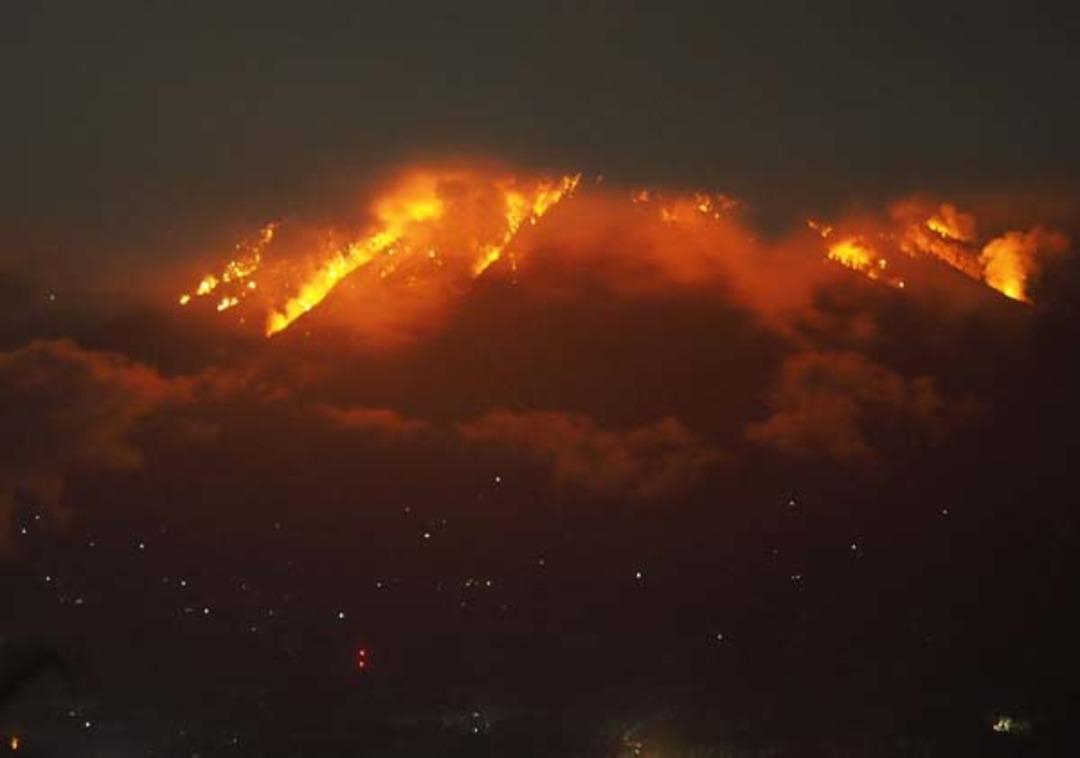 Yanardağda patlama: 7 dakika s&uuml;rd&uuml;, 2000 metreye y&uuml;kseldi