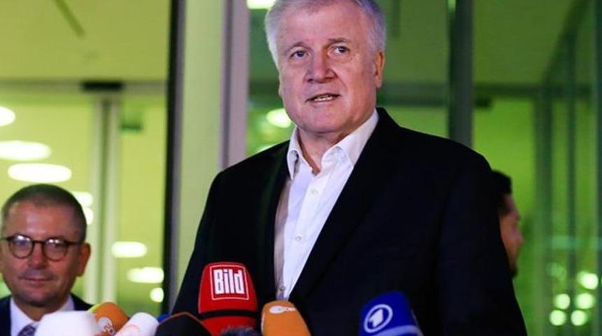 Almanya İçişleri Bakanı istifasını geri çekti!