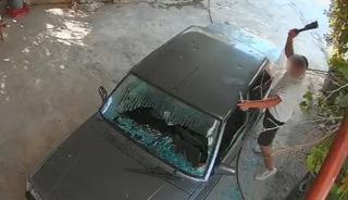 Mersin'de kadın dehşeti yaşadı! Satırla aracın camlarını patlattı, bı&ccedil;akla lastikleri deldi