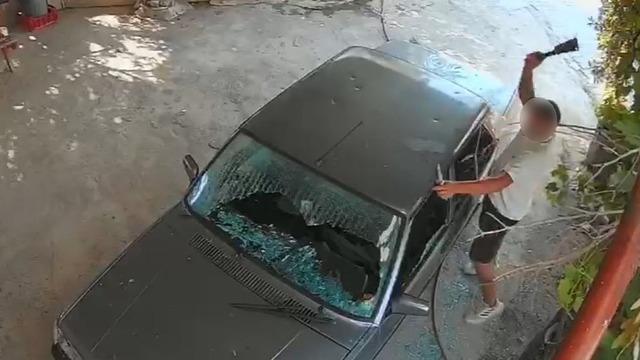 Mersin'de kadın dehşeti yaşadı! Satırla aracın camlarını patlattı, bıçakla lastikleri deldi