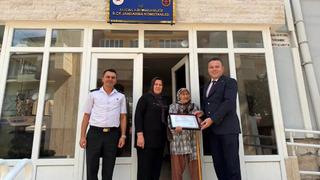 Yıllarca simit satarak aldıkları evlerini jandarmaya bağışladı