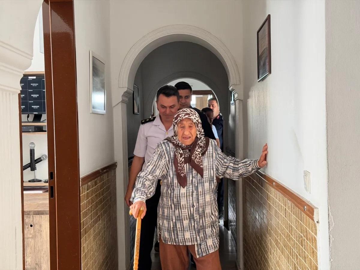Yıllarca simit satarak aldıkları evlerini jandarmaya bağışladı 1