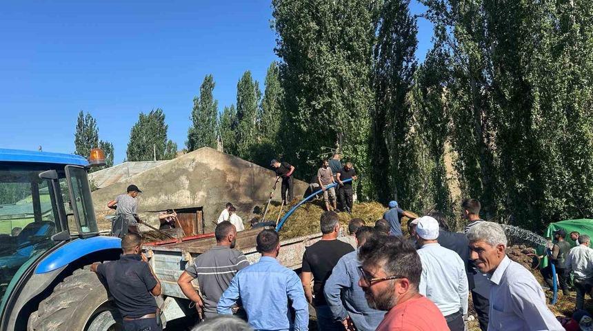 Sarıkamış&rsquo;ta 800 balya ot k&uuml;l oldu