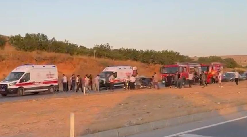 Gaziantep&rsquo;te otomobiller &ccedil;arpıştı: 3 &ouml;l&uuml;, 3 yaralı