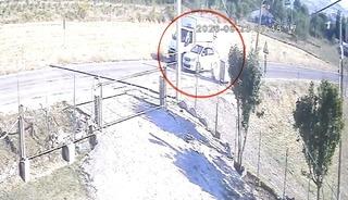 Kamyoneti sollayan otomobil başıboş sokak k&ouml;peğine &ccedil;arptı