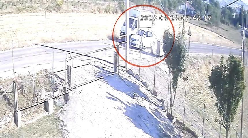 Kamyoneti sollayan otomobil başıboş sokak k&ouml;peğine &ccedil;arptı