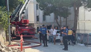 B&uuml;y&uuml;k&ccedil;ekmece'de 4 katlı binanın &ccedil;atısında yangın: 1 yaralı