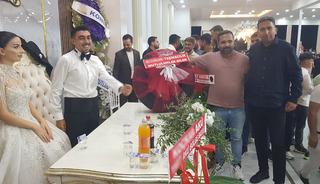 Gaziantep'teki d&uuml;ğ&uuml;nde gelin ve damada otomobil lastiği hediyesi