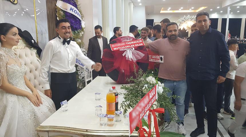 Gaziantep'teki d&uuml;ğ&uuml;nde gelin ve damada otomobil lastiği hediyesi