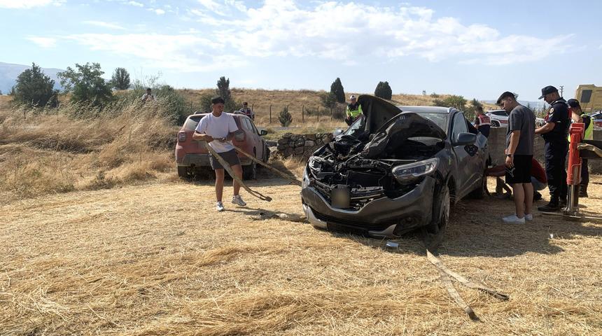 Afyonkarahisar'da feci kaza: 1 kişi &ouml;ld&uuml;, 5 kişi yaralandı