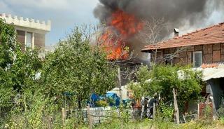 Sakarya'da iki katlı ahşap evde &ccedil;ıkan yangın s&ouml;nd&uuml;r&uuml;ld&uuml;