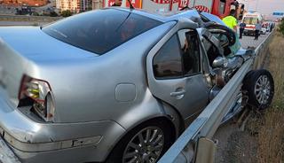 Kırıkkale'de bariyere saplanan otomobilin s&uuml;r&uuml;c&uuml;s&uuml; yaşamını yitirdi