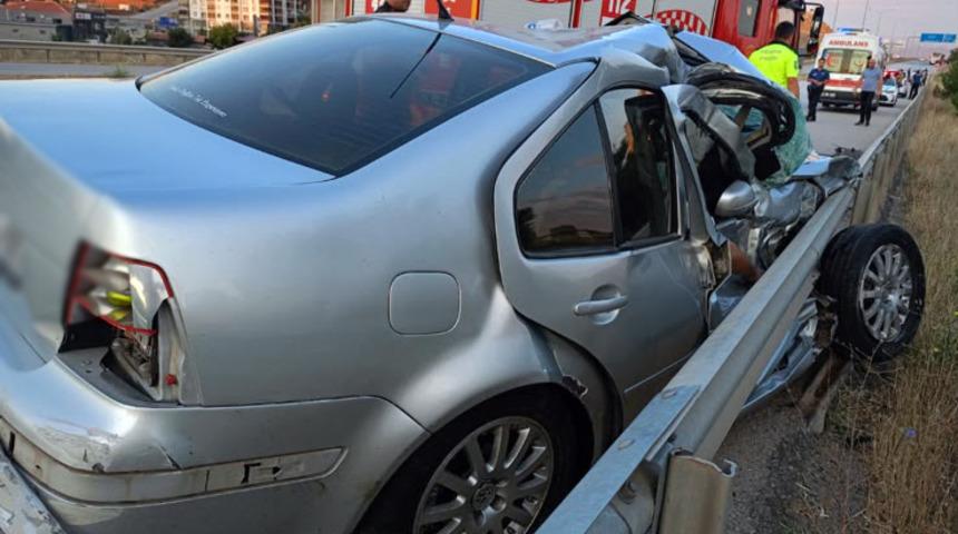 Kırıkkale'de bariyere saplanan otomobilin s&uuml;r&uuml;c&uuml;s&uuml; yaşamını yitirdi