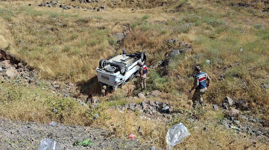 Bing&ouml;l'de hafif ticari ara&ccedil; şarampole devrildi: 6 yaralı