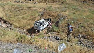 Bingöl'de hafif ticari araç şarampole devrildi: 6 yaralı