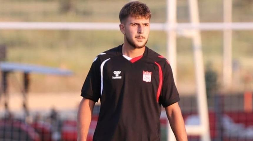 Sivasspor, gen&ccedil; oyuncu Ayberk Selvili ile 3 yıllık s&ouml;zleşme imzaladı