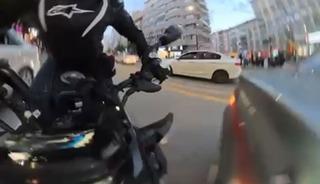 Motosiklet s&uuml;r&uuml;c&uuml;s&uuml; otomobile &ccedil;arparak takla attı