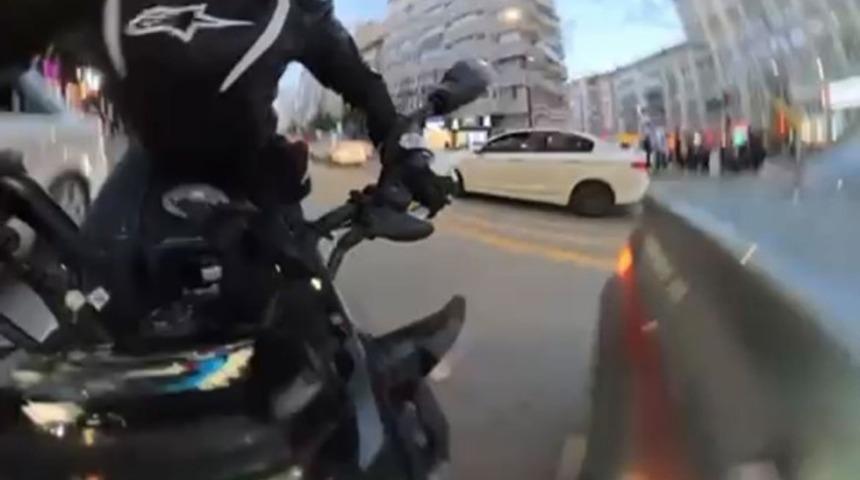 Motosiklet s&uuml;r&uuml;c&uuml;s&uuml; otomobile &ccedil;arparak takla attı