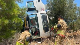 Son dakika: Arsuz&rsquo;da devrilen kamyonun s&uuml;r&uuml;c&uuml;s&uuml; yaralandı