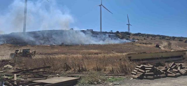 İzmir Aliağa&rsquo;da fabrikalar b&ouml;lgesindeki yangın kontrol altına alındı 1